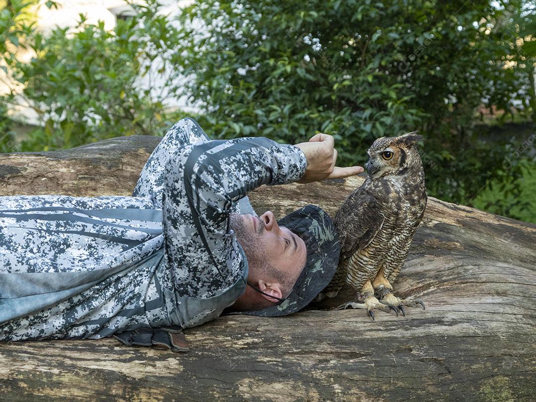 Homem segurando coruja aves passaros