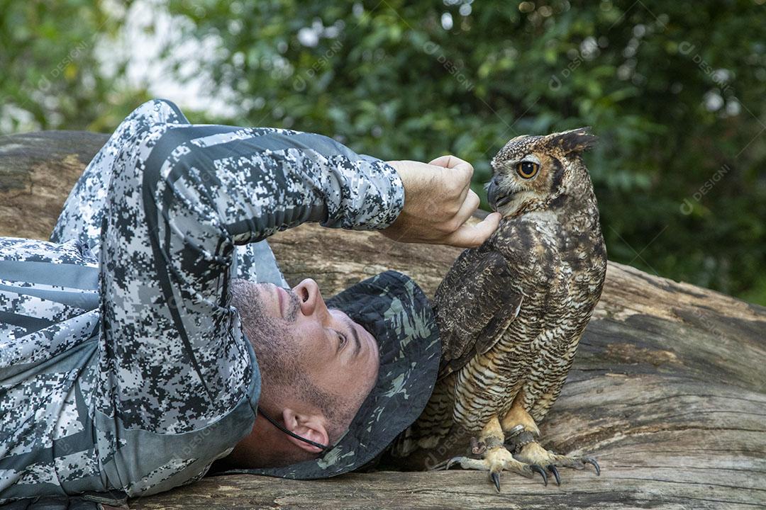 Homem segurando coruja aves passaros