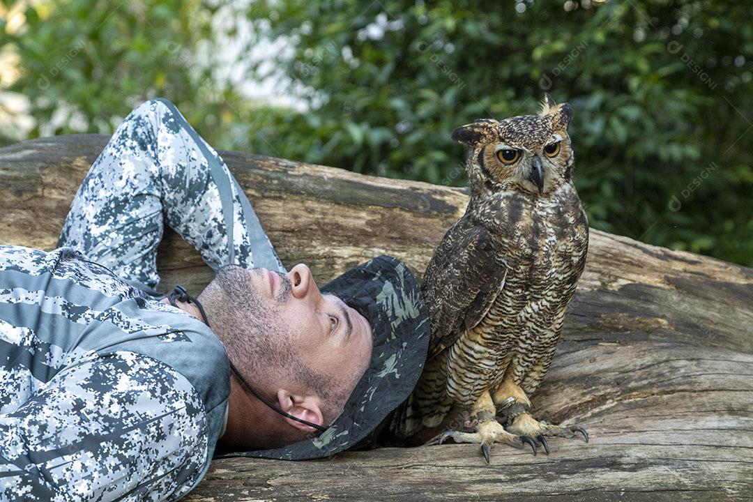 Homem segurando coruja aves passaros