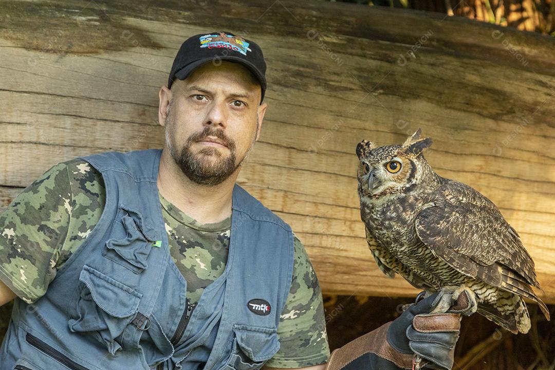 Homem segurando coruja aves passaros