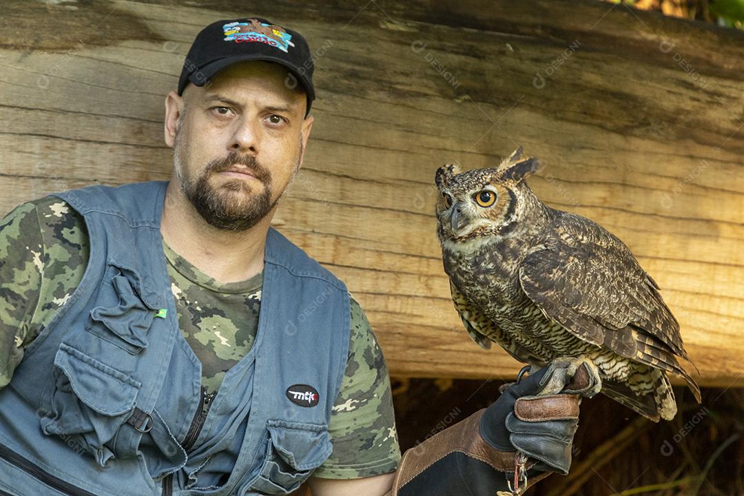 Homem segurando coruja aves passaros