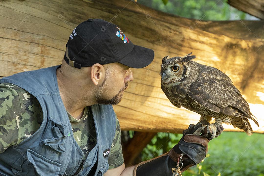 Homem segurando coruja aves passaros
