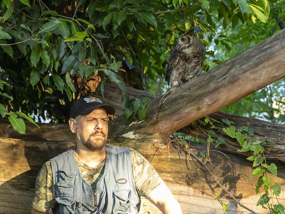 Homem na floresta arvores tronco vendo por do sol