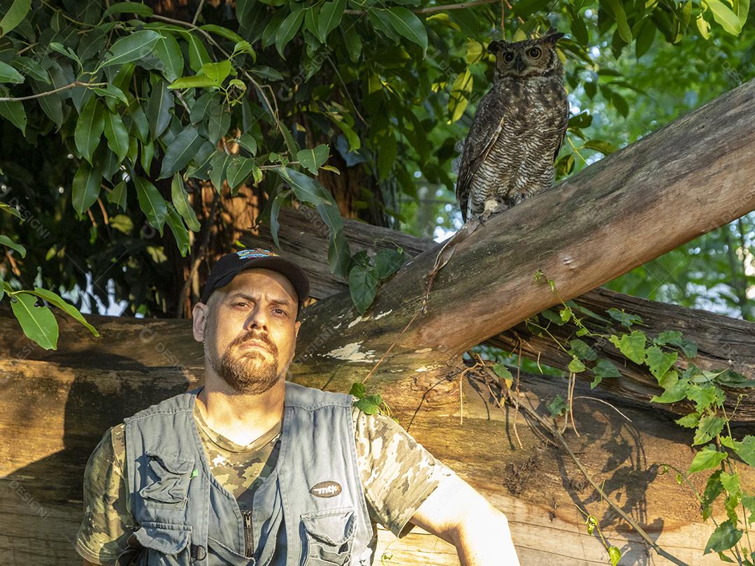 Homem na floresta arvores tronco vendo por do sol