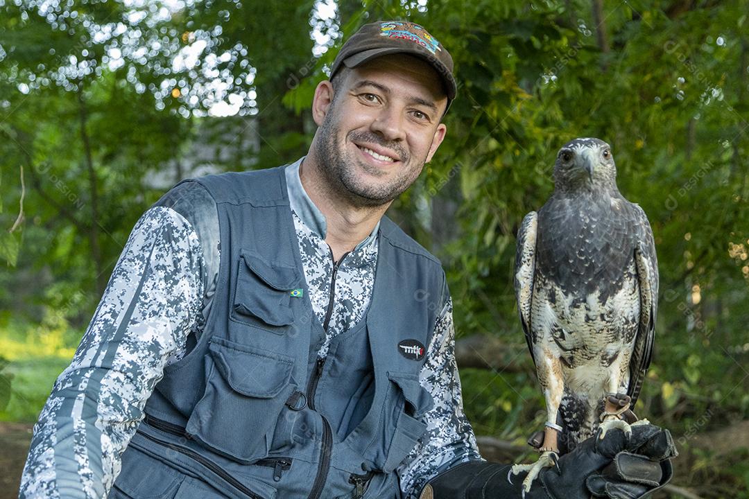 Homem segurando falcao aves passaros