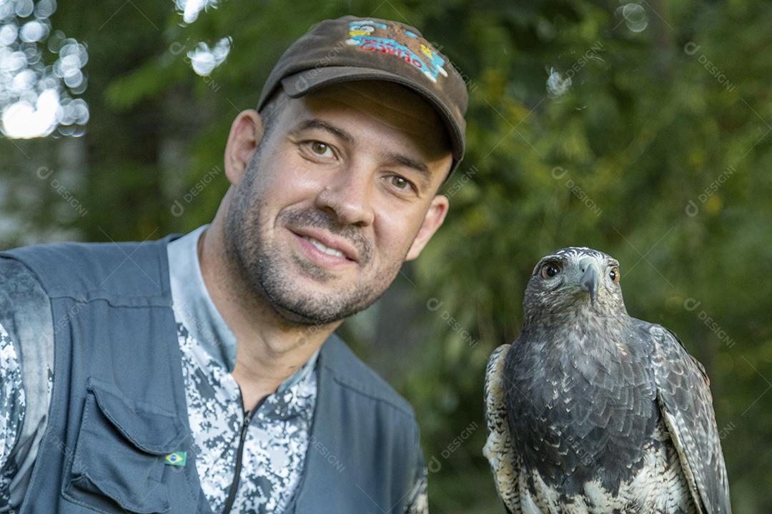 Homem segurando falcao aves passaros