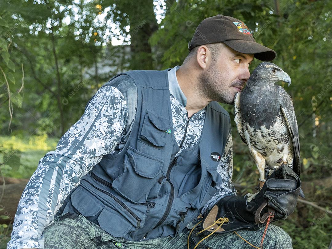 Homem segurando falcao aves passaros