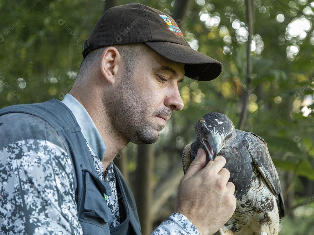 Homem segurando falcao aves passaros