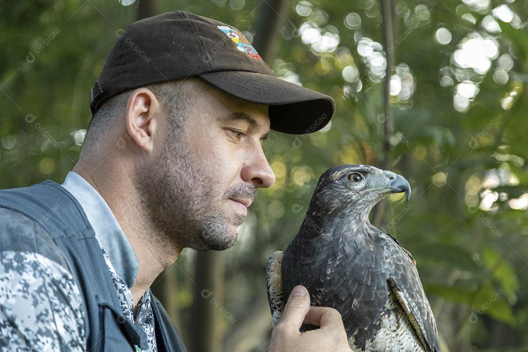 Homem segurando falcao aves passaros
