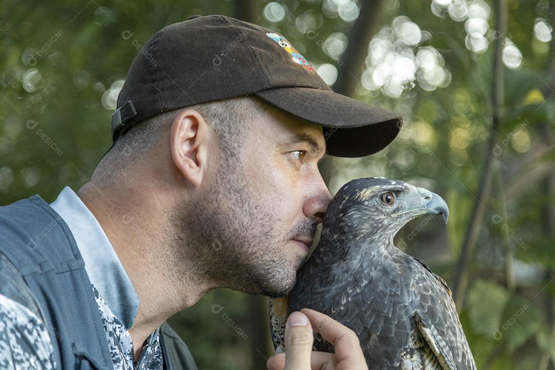 Homem segurando falcao aves passaros