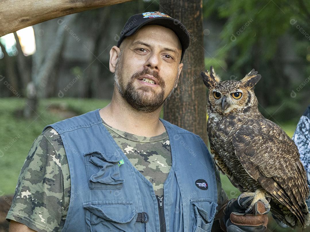 Homem segurando coruja aves passaros