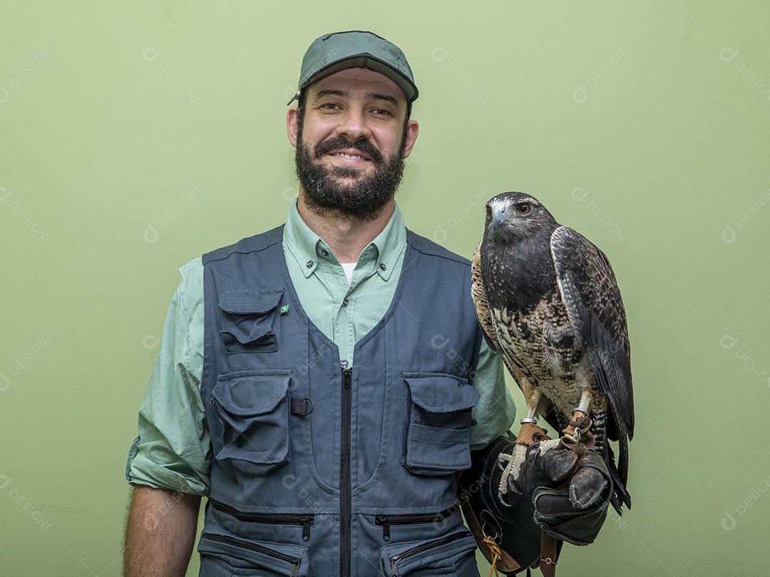 Aguia sobre voando pelo campo passaro aves