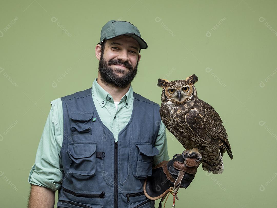 Homem segurando coruja aves passaros