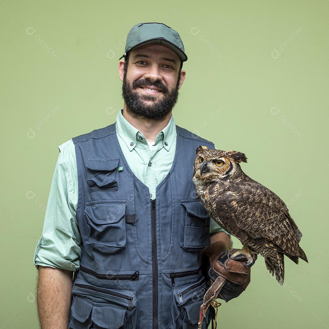 Homem segurando coruja aves passarosc