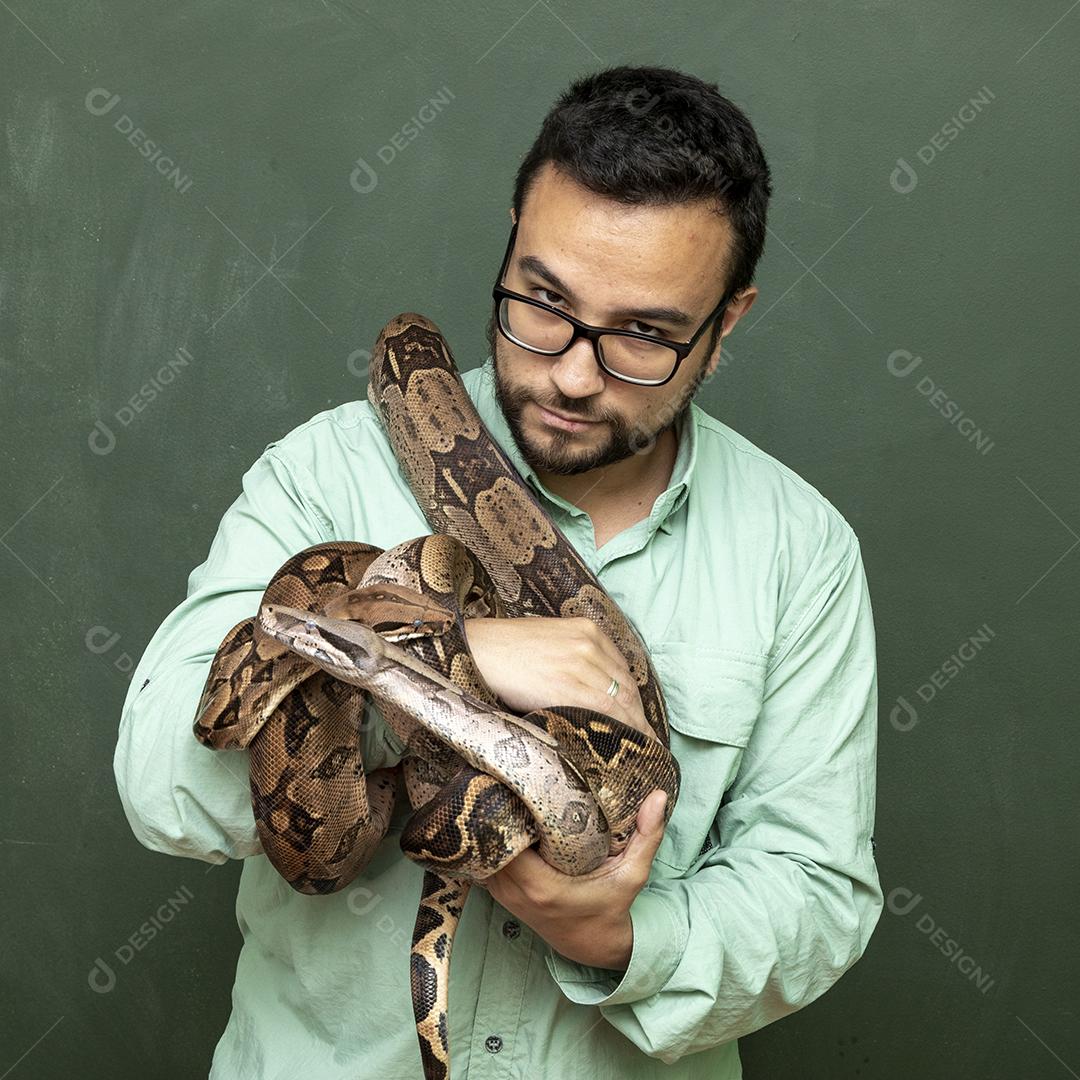 Homem segurando uma serpente