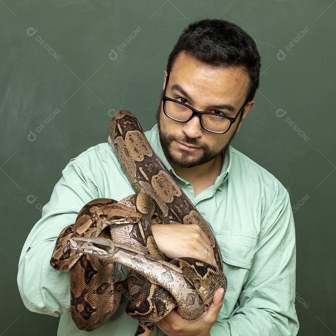 Homem segurando uma serpente