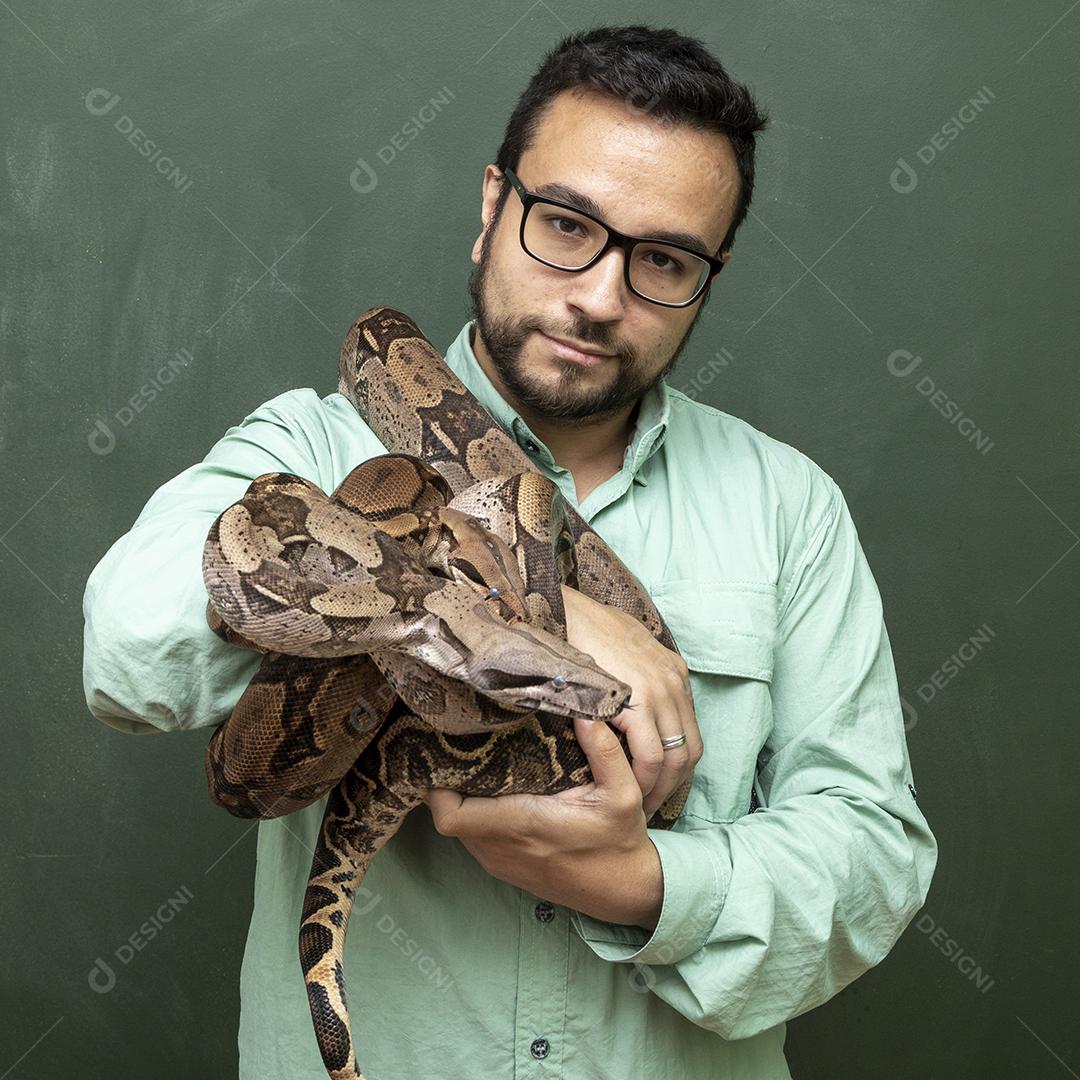 Homem segurando uma serpentecobra serpente pessoa fotos imagem
