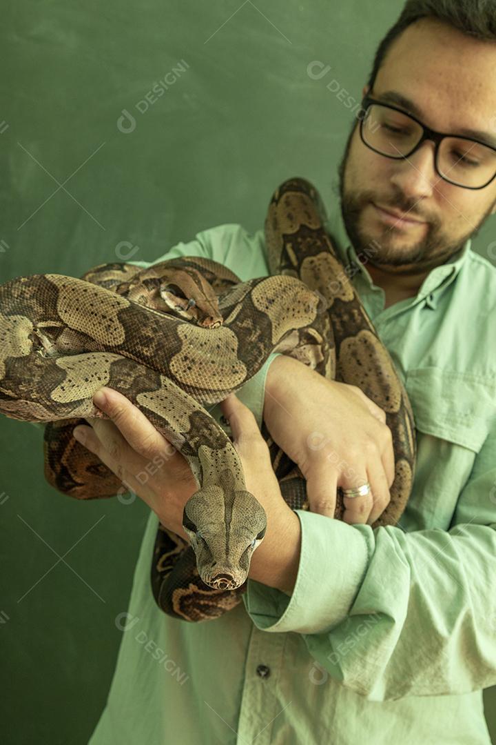 Homem segurando uma serpente