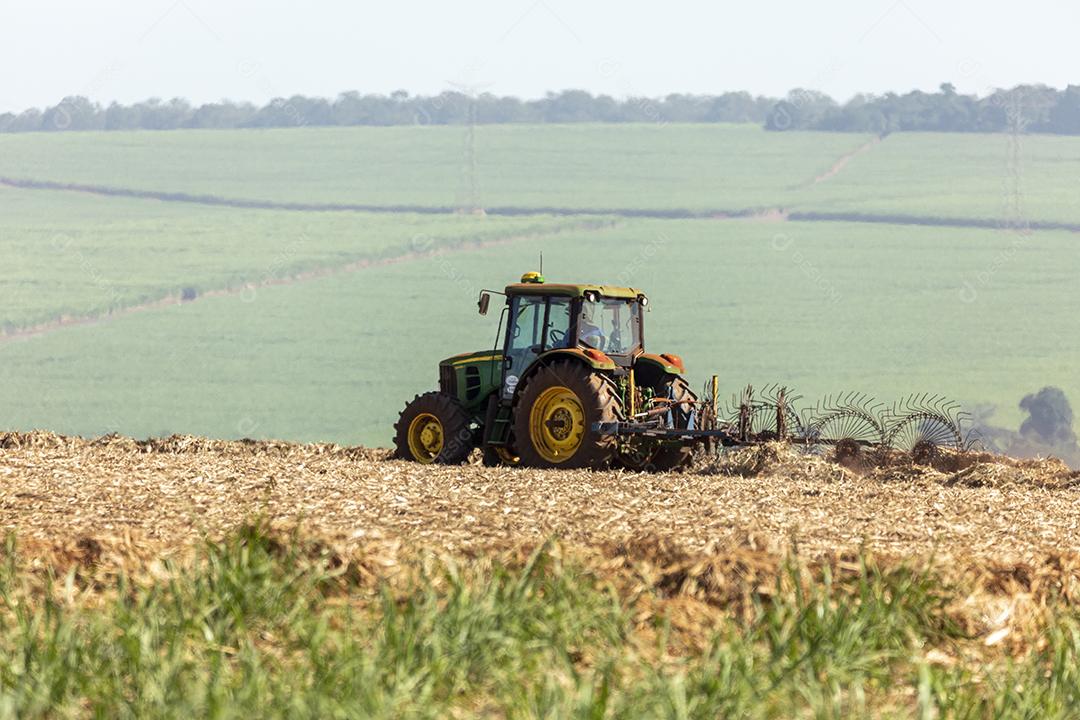 Trator agrícola colhendo soja no campo Imagem JPG