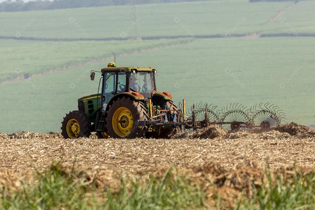 Trator agrícola colhendo soja no campo Imagem JPG