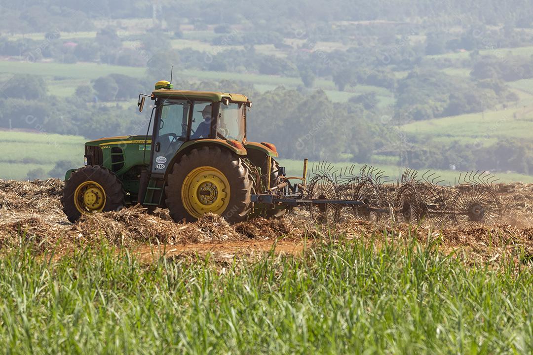 Trator agrícola colhendo soja no campo Imagem JPG