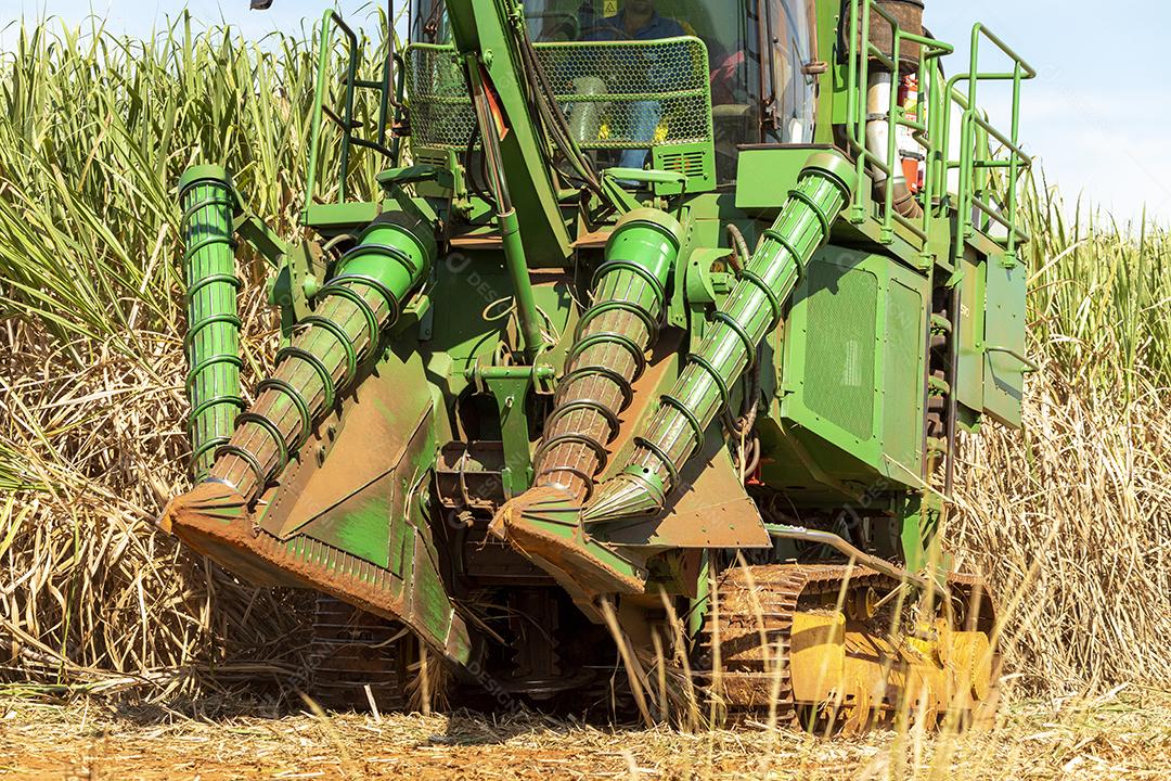 Trator agrícola colhendo soja no campo Imagem JPG