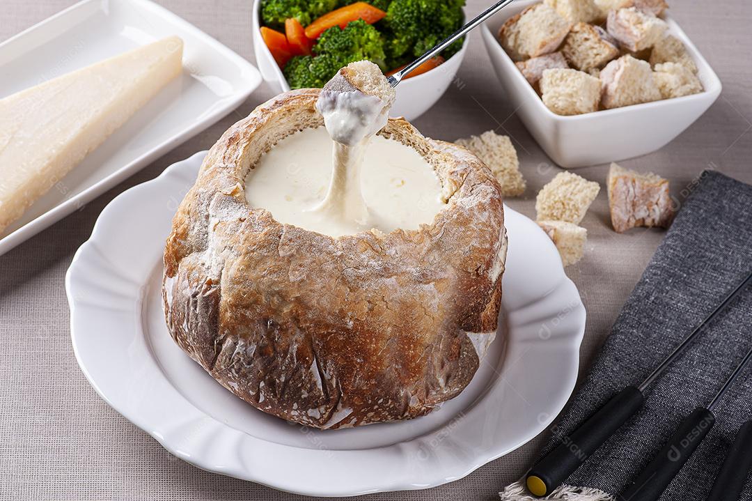 Fondue de queijo cremoso dentro do pão italiano JPG