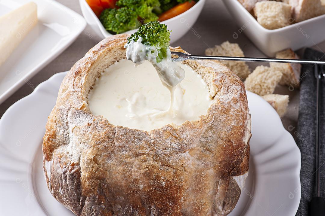 Fondue de queijo cremoso dentro do pão italiano JPG