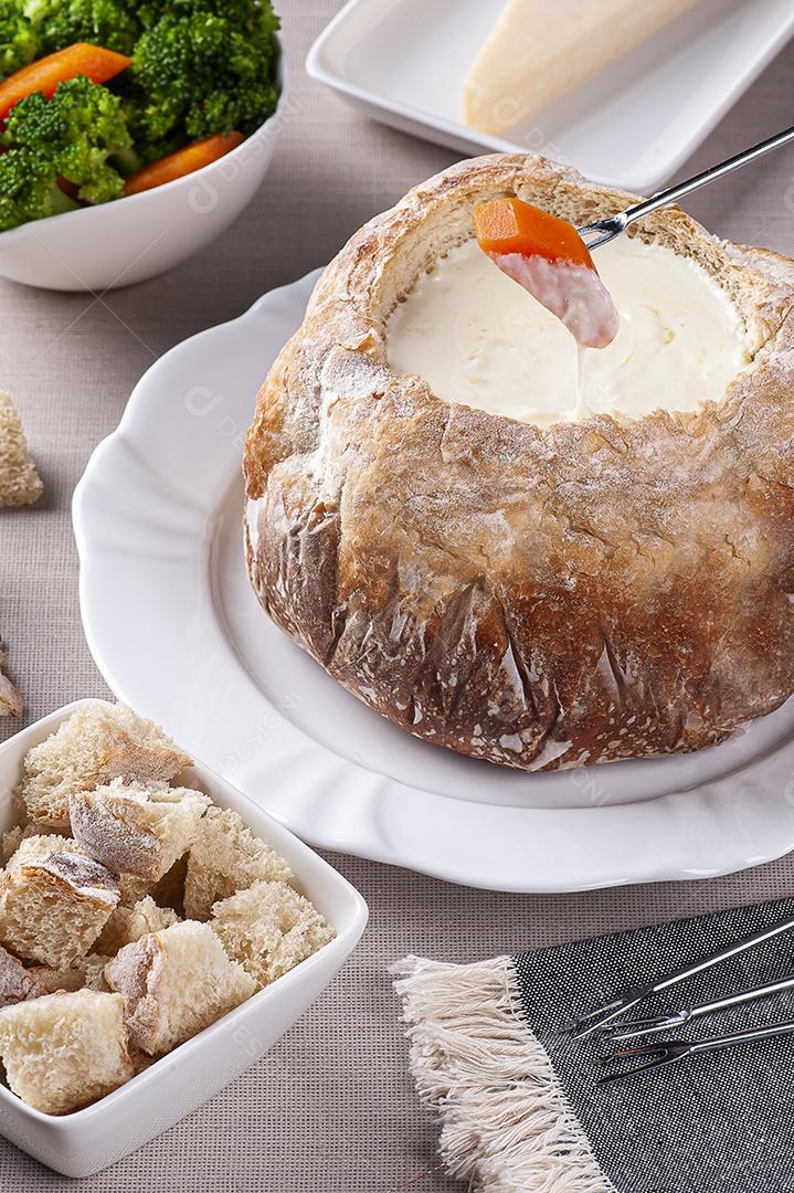 Fondue de queijo cremoso dentro do pão italiano JPG