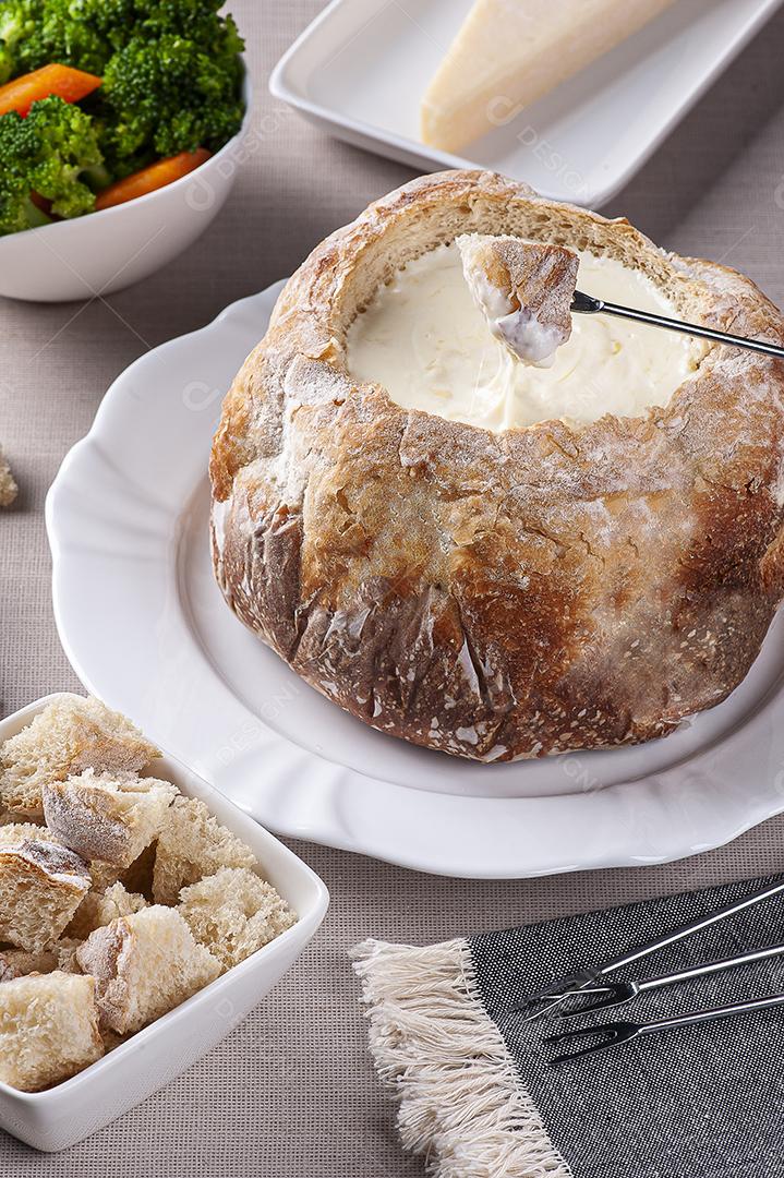 Fondue de queijo cremoso dentro do pão italiano JPG