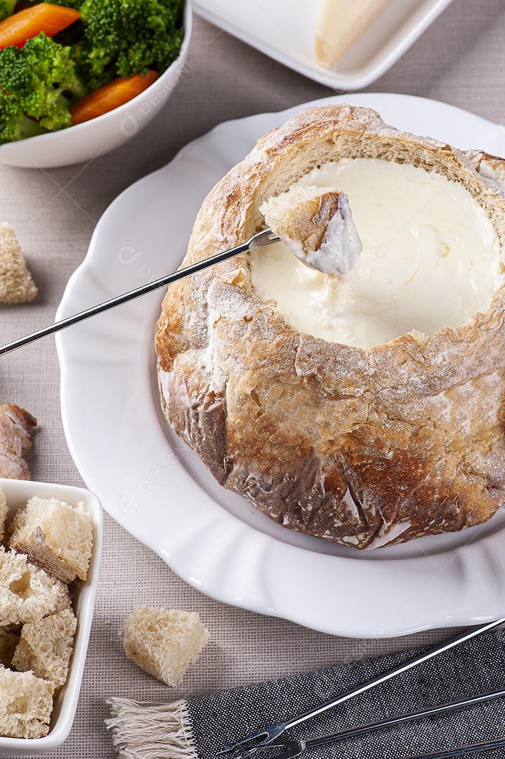 Fondue de queijo cremoso dentro do pão italiano JPG