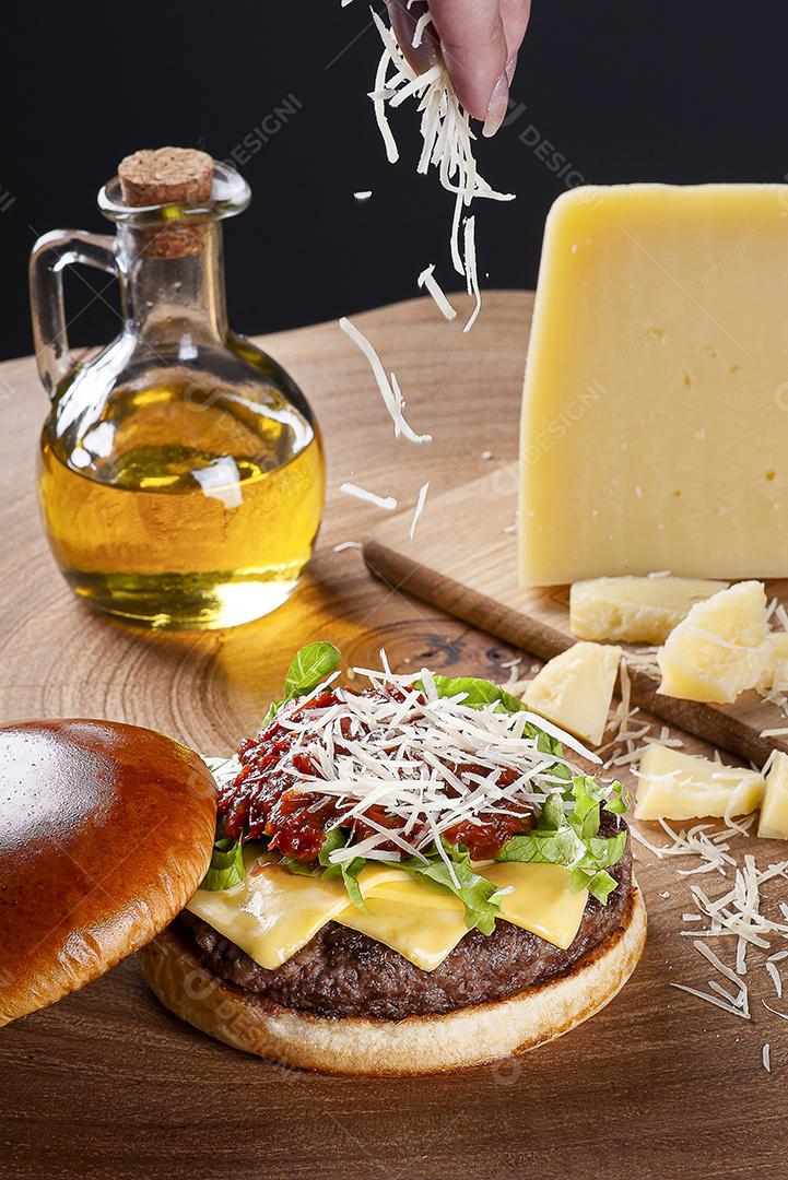 Delicioso hambúrguer de carne com molho de tomate, queijo parmesão JPG