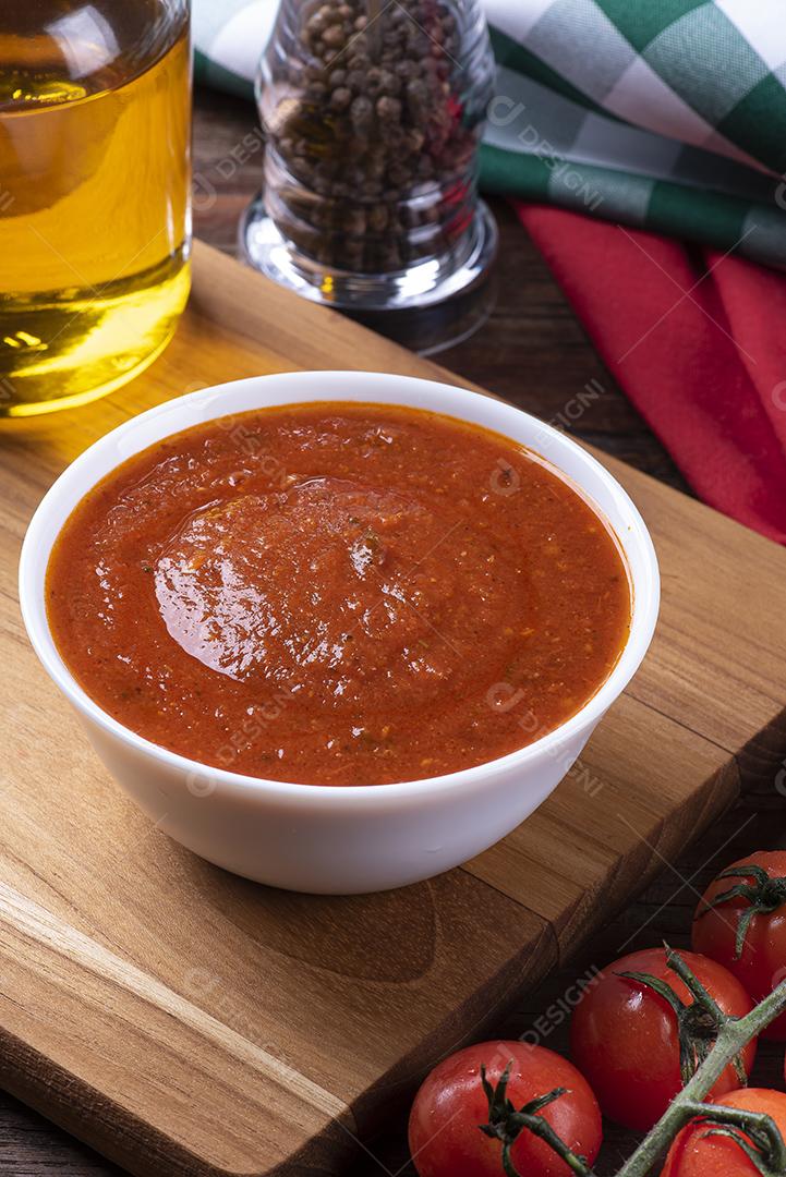 Delicioso molho de tomate fresco em uma tigela branca JPG