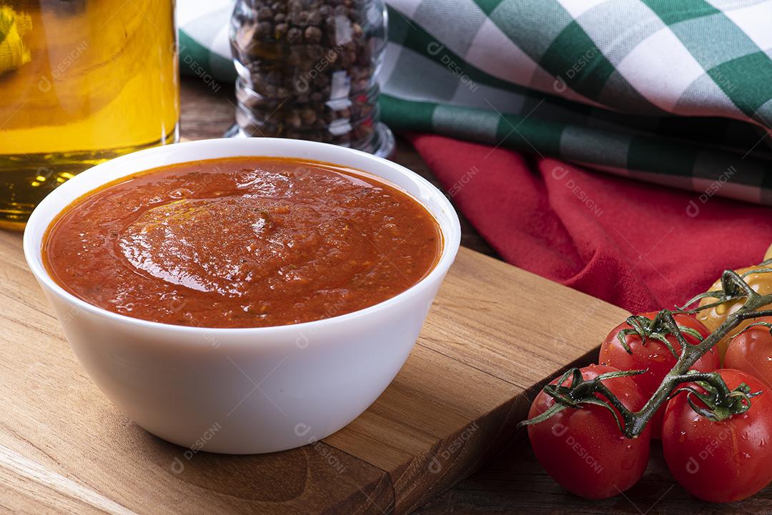 Delicioso molho de tomate fresco em uma tigela branca JPG