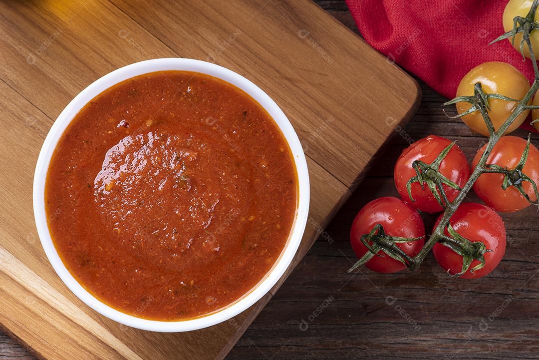 Delicioso molho de tomate fresco em uma tigela branca JPG