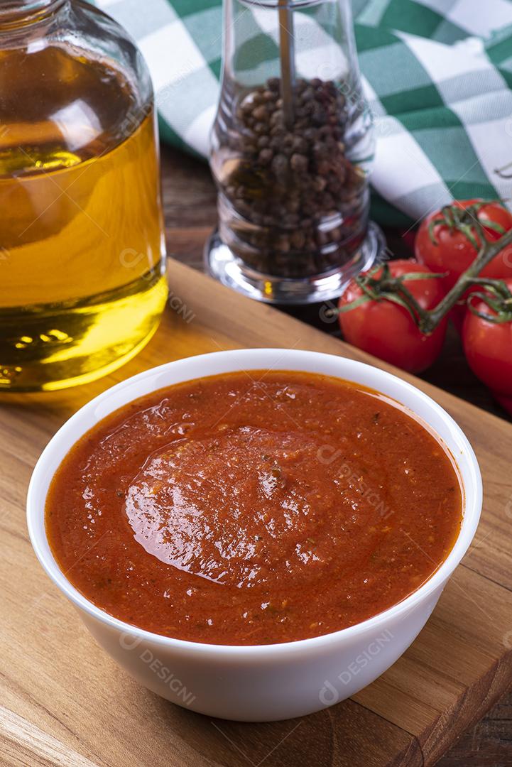 Delicioso molho de tomate fresco em uma tigela branca JPG