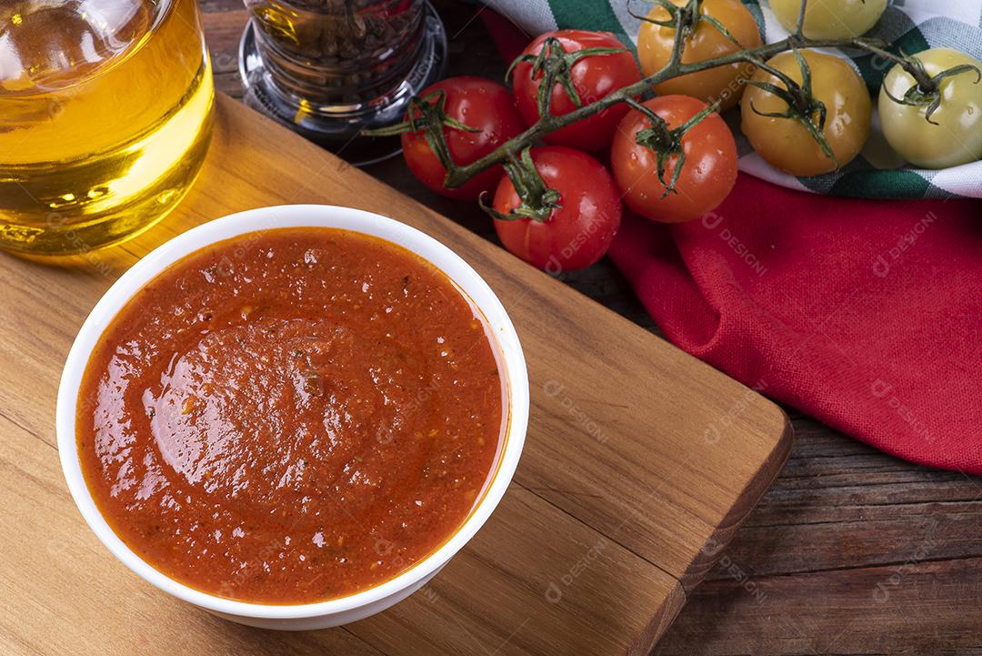 Delicioso molho de tomate fresco em uma tigela branca JPG