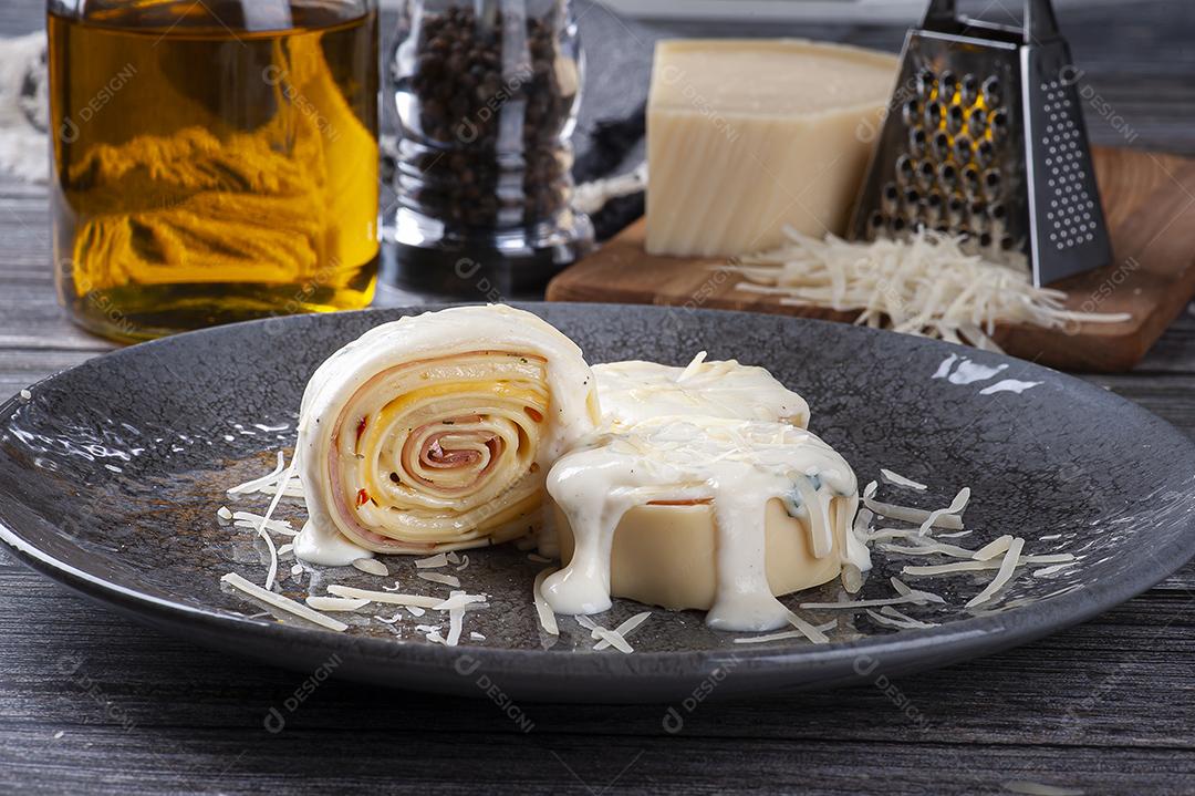 Presunto e queijo rondelli coberto com molho branco parmesão JPG