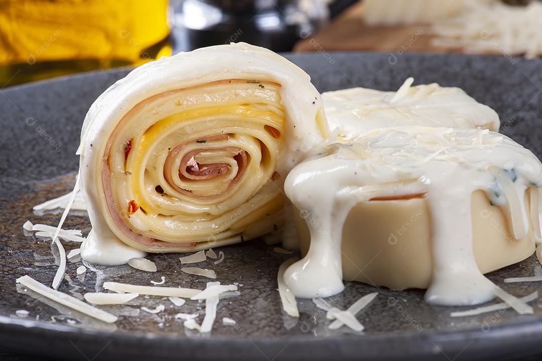 Presunto e queijo rondelli coberto com molho branco parmesão JPG