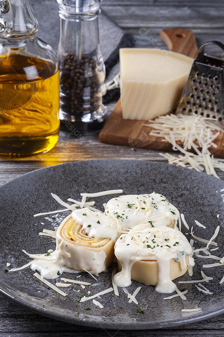 Presunto e queijo rondelli coberto com molho branco parmesão JPG