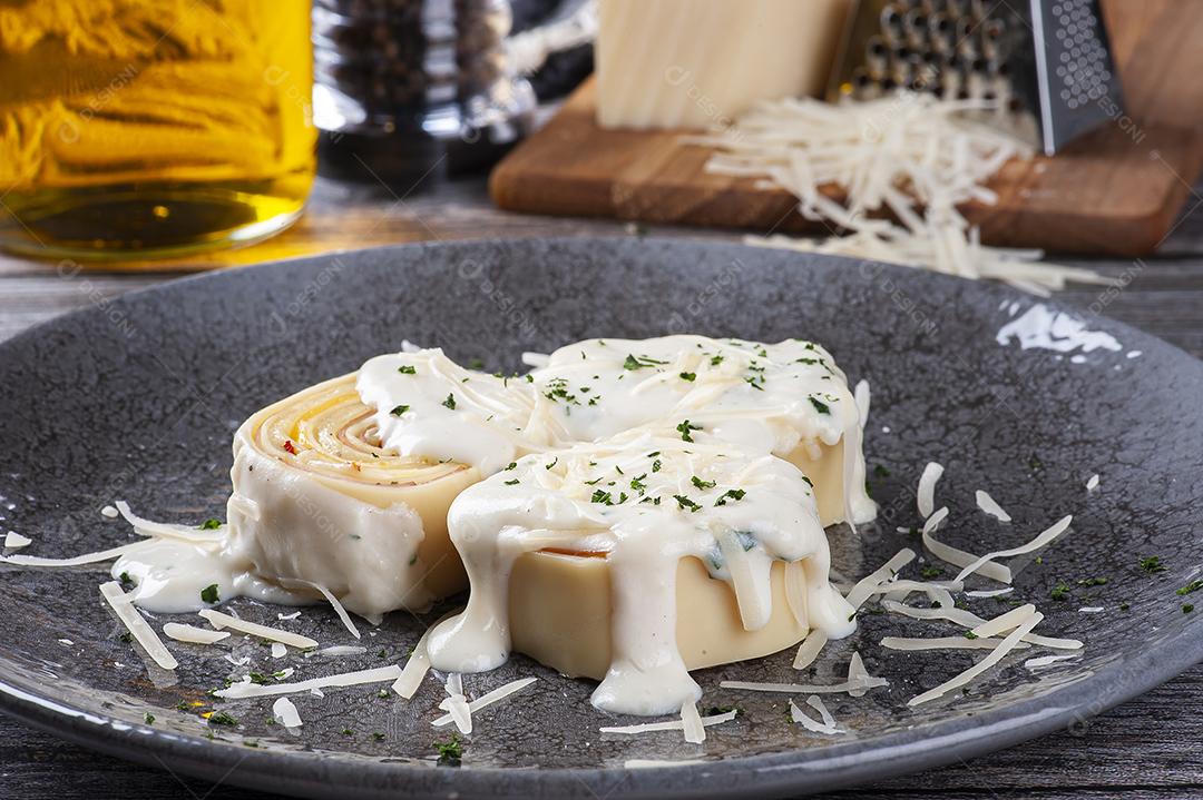 Presunto e queijo rondelli coberto com molho branco parmesão JPG