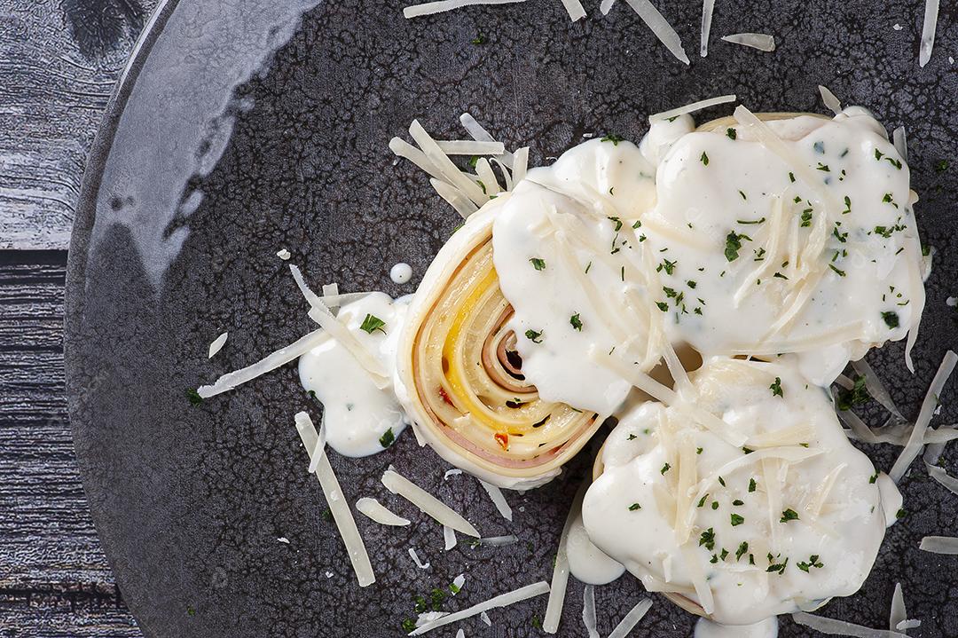 Presunto e queijo rondelli coberto com molho branco parmesão JPG