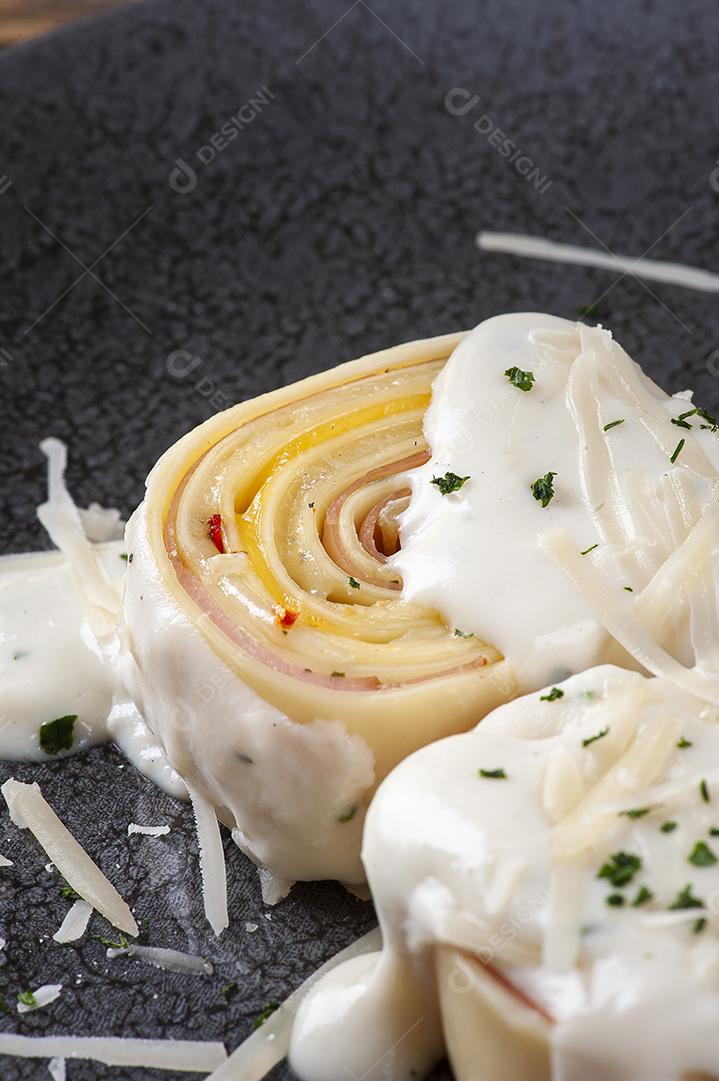 Presunto e queijo rondelli coberto com molho branco parmesão JPG