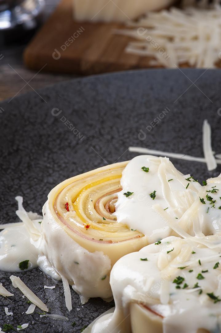 Presunto e queijo rondelli coberto com molho branco parmesão JPG
