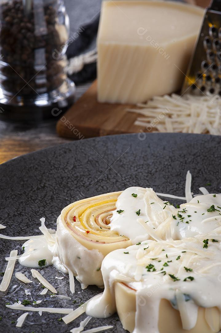 Presunto e queijo rondelli coberto com molho branco parmesão JPG