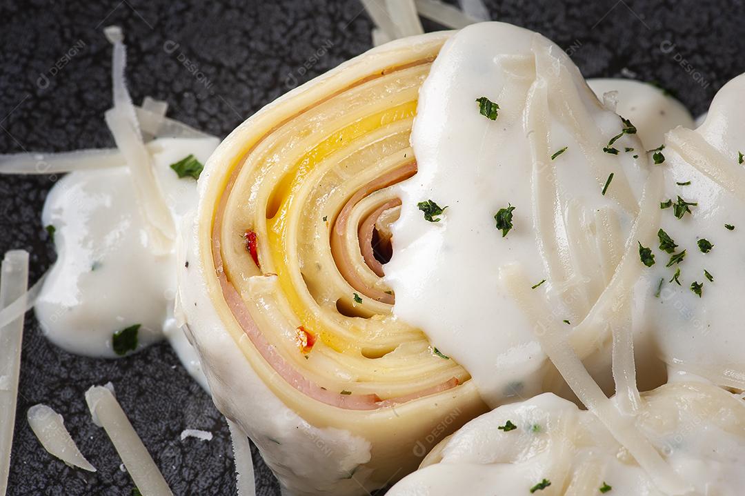 Presunto e queijo rondelli coberto com molho branco parmesão JPG