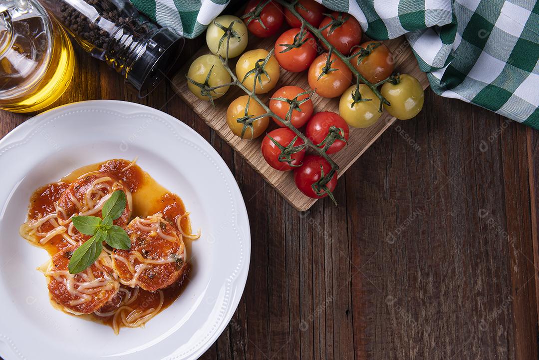 Rondelli, um prato tradicional de massas da culinária italiana                                                    JPG