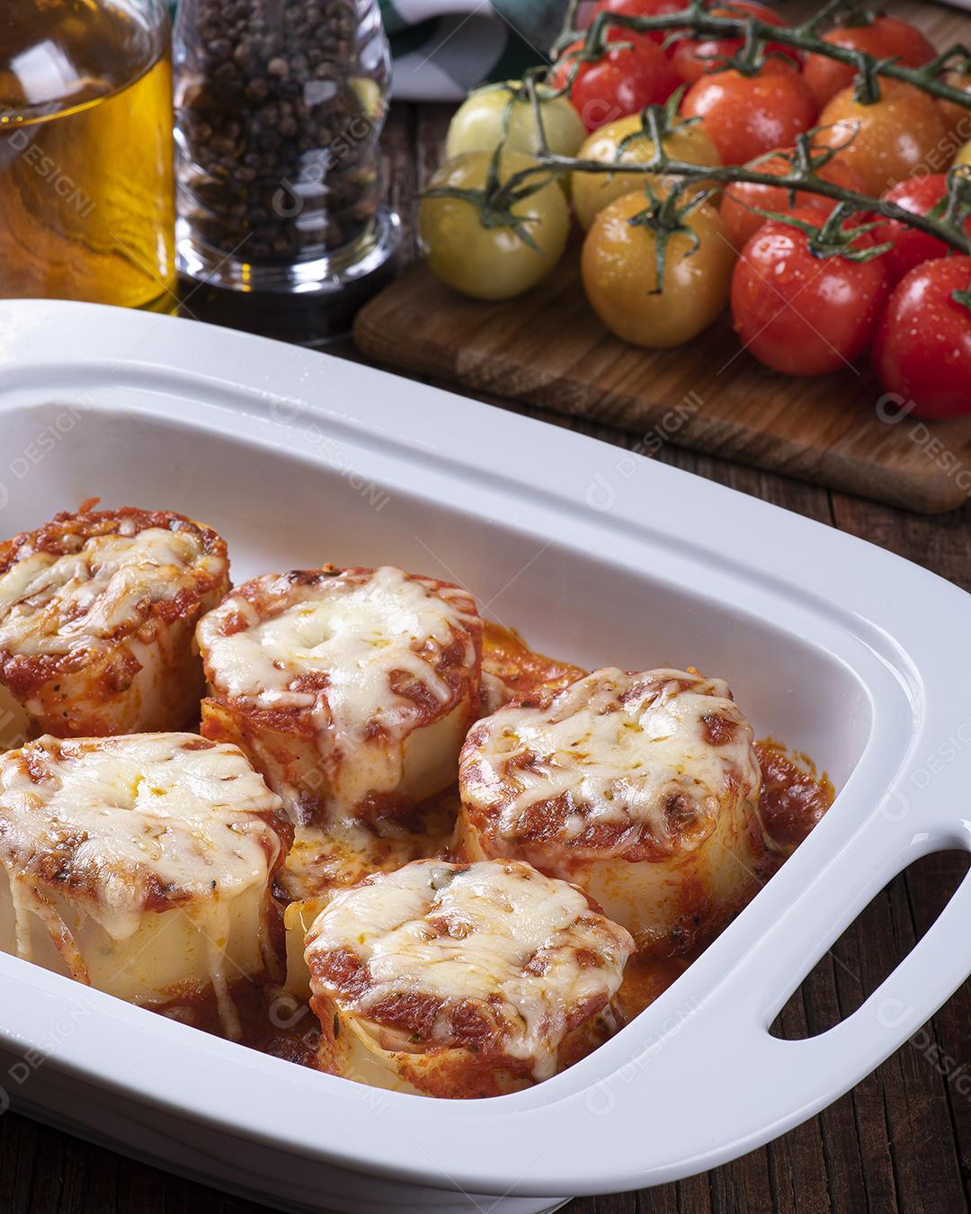 Rondelli, um prato de massa tradicional da culinária italiana. Com molho de tomate e queijo parmesão