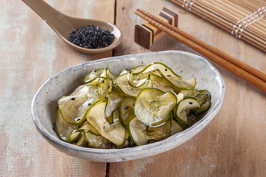 Salada de cozinha tradicional japonesa Feito com pepino e gergelim preto