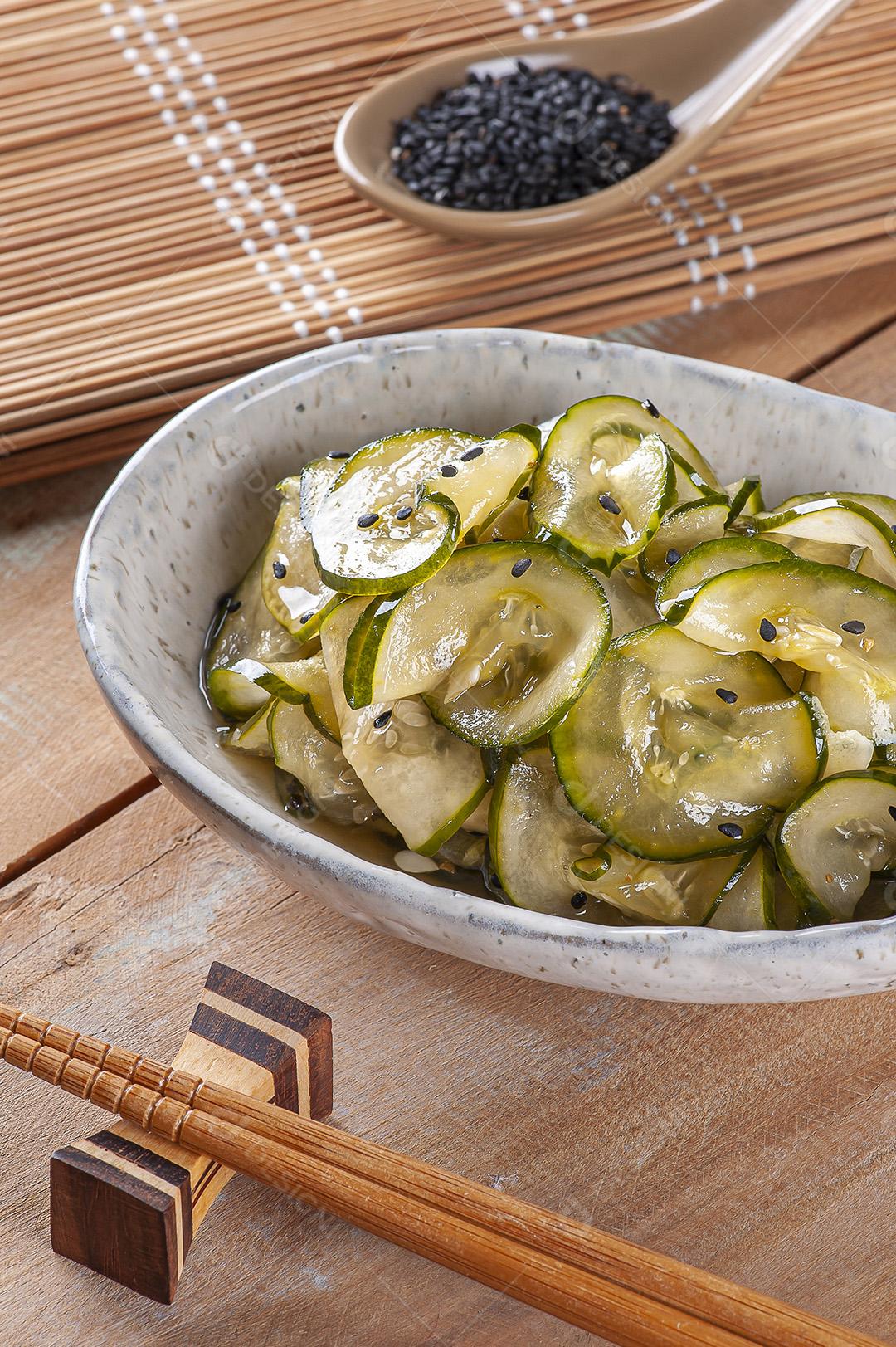 Salada de cozinha tradicional japonesa Feito com pepino e gergelim preto